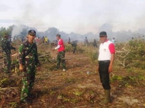 gotong_royong_membersihkan_bandara_liku