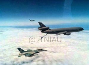 Pesawat F-16 TNI AU TS 1623 dan TS 1625 akan melaksanakan air refueling pada pesawat KC-10 USAF pada ketinggian 25.000 kaki. Selasa (15/7).­ (photo : TNI AU)­