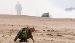 Sappers dari Rusia bekerja di Serbia untuk menemukan bahan peledak dan menjinakkanya