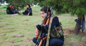 Salah satu wanita anggota Brigade YPG  memiliki personel wanita. 