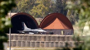 Sebuah F-16 keluar dari hangar di Pangkalan Incirlik Turki beberapa waktu lalu