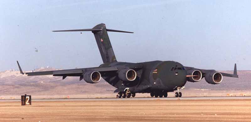 C-17 mendarat di Edwards AFB dalam penebangan perdana 15 September, 1991.