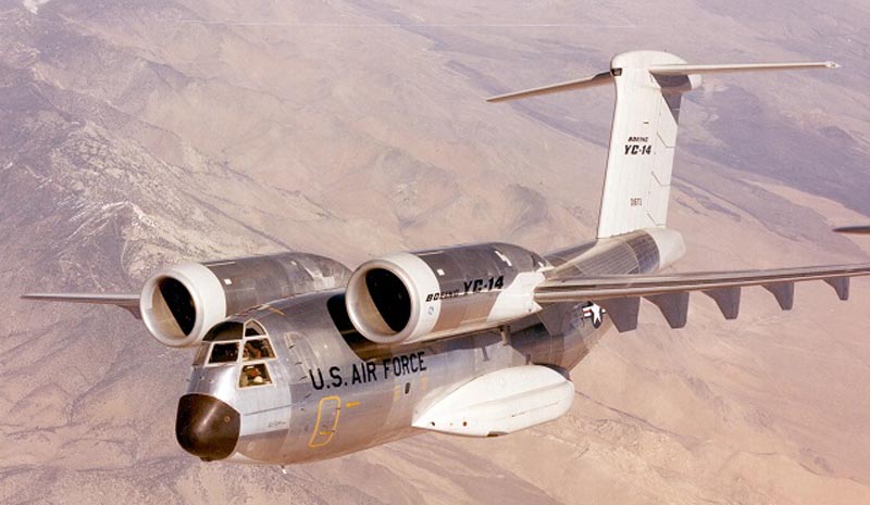 YC-15 bertenagakan Pratt & Whitney JT8D (atas) dan YC-14 yang didukung oleh dua turbofan General Electric CF6 (bawah) diusulkan kepada USAF untuk kompetisi "advanced medium short take-off and landing (STOL) transport"