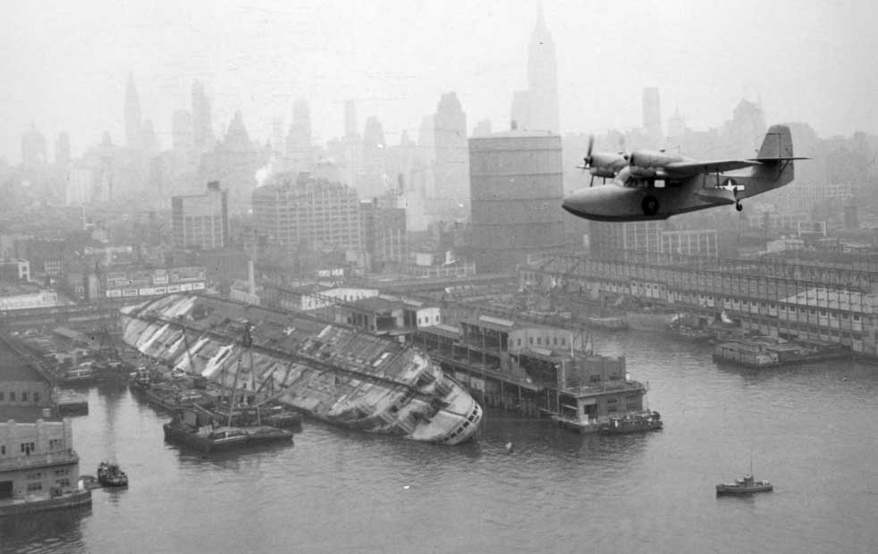 Normandie di New York Harbour setelah rusak