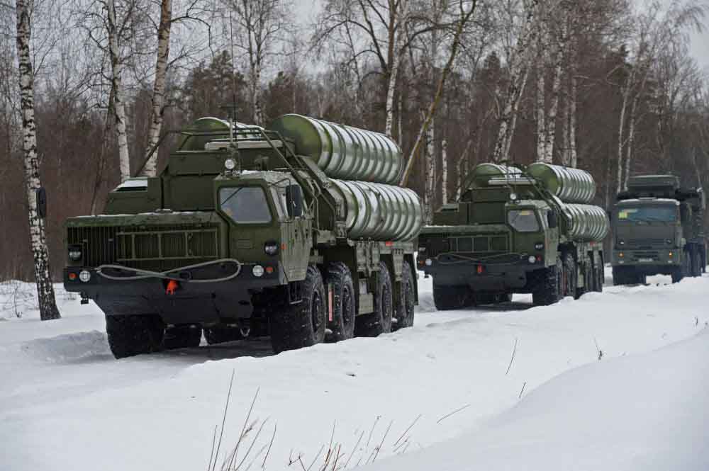 Dari kiri: unit peluncuran sistem rudal pertahanan udara S-400 Triumf dan sistem Pantsir-S1 di Moskow Region.