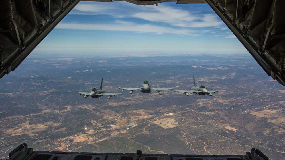 US Marines fuel Spanish fighters mid-flight