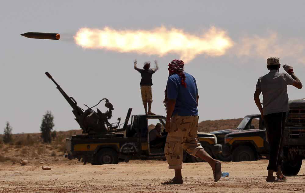 Pejuang anti-Gaddafi menembakkan roket di dekat Sirte, 24 September 2011.