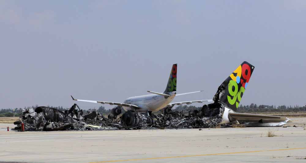 Sebuah pesawat penumpang dihancurkan oleh penembakan di Bandara International Tripoli, Libya, Jumat, 26 Agustus, 2011. 