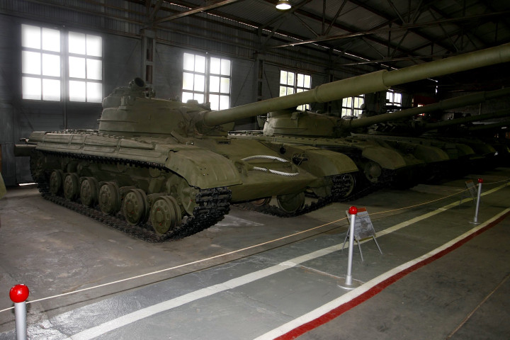 Object 172 yang menampilkan suspensi dan roda T-64 yang kemudian diganti dengan desain baru. 