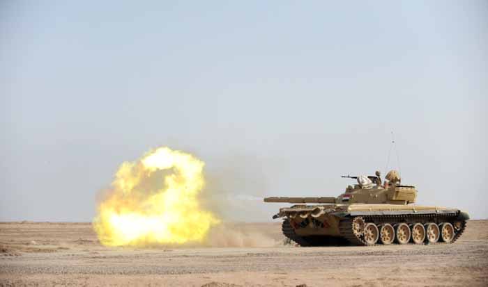 Sebuah T-72M Irak menembakkan meriam utama selama latihan pada tahun 2008