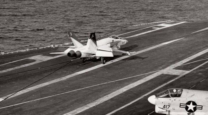 Prototip Hornet melakukan pendaratan di USS America 