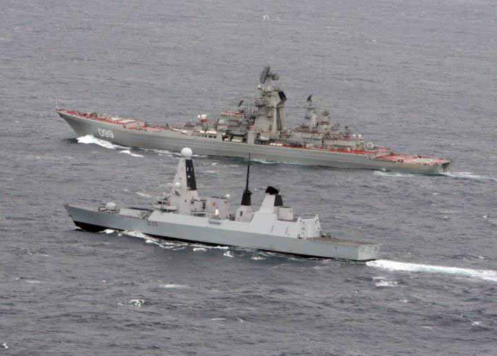 Peter the Great berlayar bersama HMS Naga D35. 