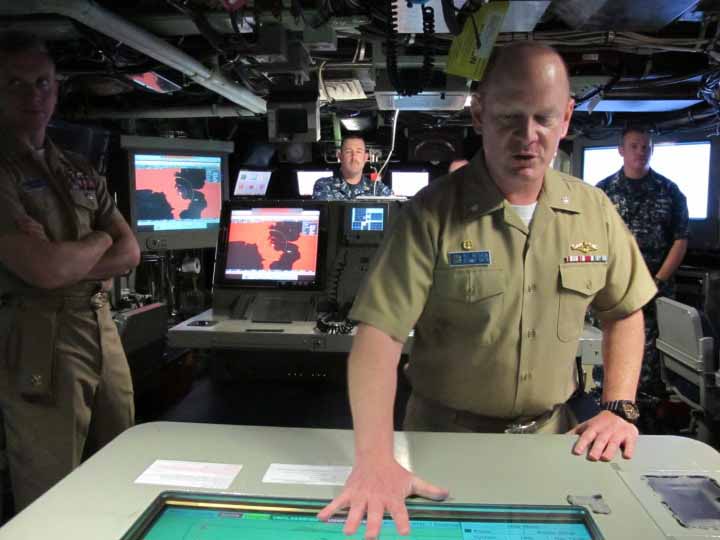 Petugas USS Hawaii menggunakan plot digital dapat kita lihat bahwa conn (slang for control room) tidak memiliki adanya tanda-tanda keberadaan periskop.