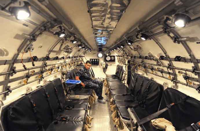 Seorang pelaut AS Navy duduk di salah satu Submarine Decompression Chamber. 