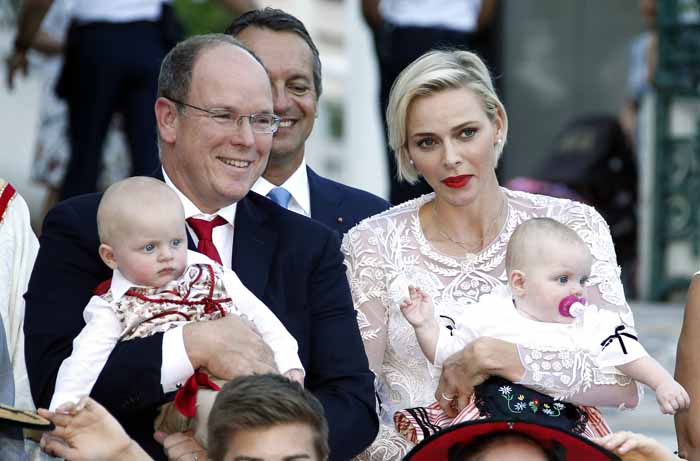 Pangeran Albert II dan istrinya Putri Charlene dari Monaco dengan anak kembar mereka, Pangeran Jacques dan Putri Gabriella