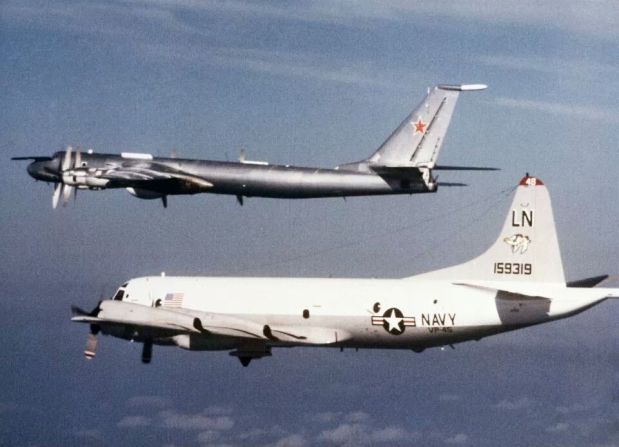 Gambar langka P-3 milik US Navy dan Tu-142 milik Rusia  terbang bersama-sama