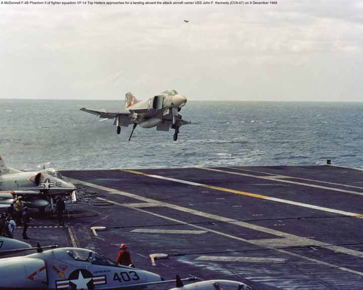 F-4 Phantom akan mendarat di USS John F. Kennedy CVA-67 