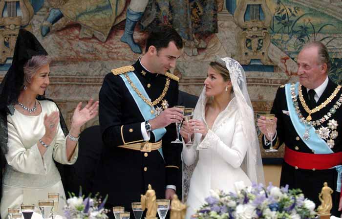 Putra Mahkota Felipe dari Bourbon dan istrinya Princess of Asturias Letizia Ortiz toast sebelah Juan Carlos dari Spanyol dan Ratu Sofia selama resepsi di Royal Palace.