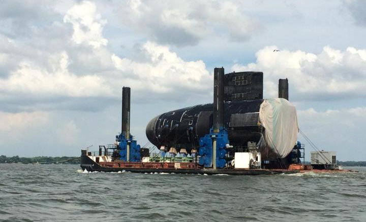 Bagian Illinois SSN-786 yang diangkut dari satu fasilitas ke tempat lain untuk penyelesaian. 