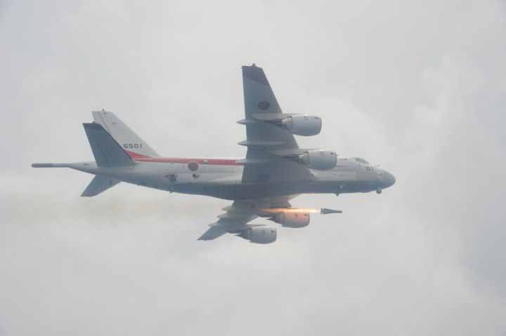 P-1 menembakkan sebuah AGM-65 Maverick