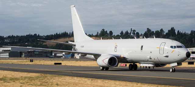 P-8I dengan pod tak dikenal