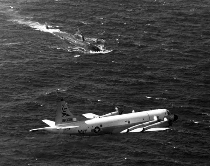 P-3 Orion terbang di dekat kapal selam Kelas Victor Soviet