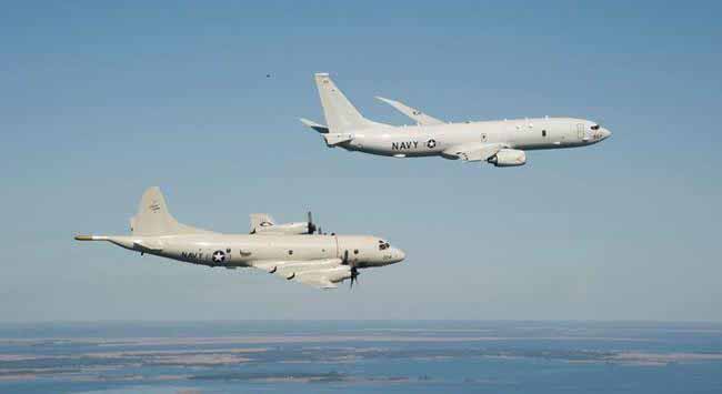 P-8 dan P-3 terbang bersama