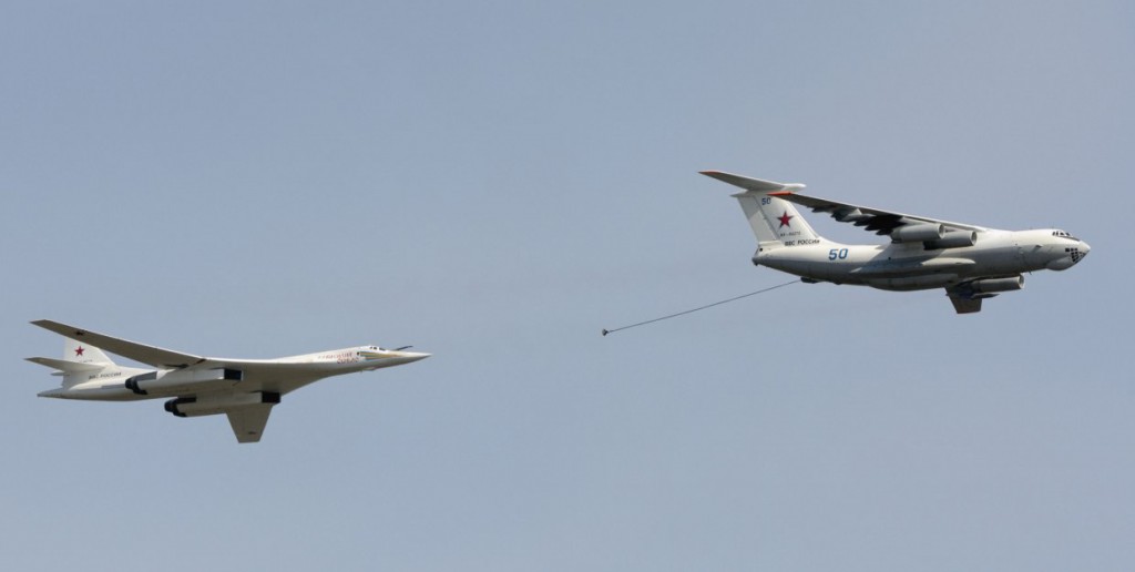 Tupolev Tu-160M1 'Blackjack' mengisi bahan bakar dari Il-78 tanker selama latihan untuk Victory Day Parade.