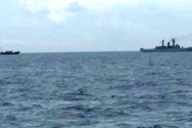 Suasana saat KRI Oswald Siahaan-354 menangkap kapal China