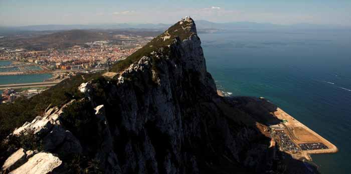 Kota La Linea de la Concepcion Spanyol (belakang), dan bagian atas The Rock. wilayah yang diperebutkan Spanyol dan Inggris. /The Sun