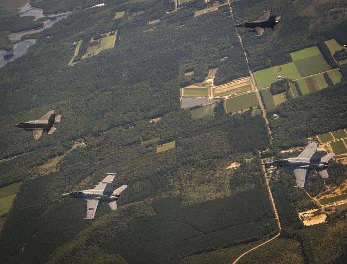 F-35, F-16 dan F.A-18 terbang bersama dalam Exercise Northern Lightning/USAF