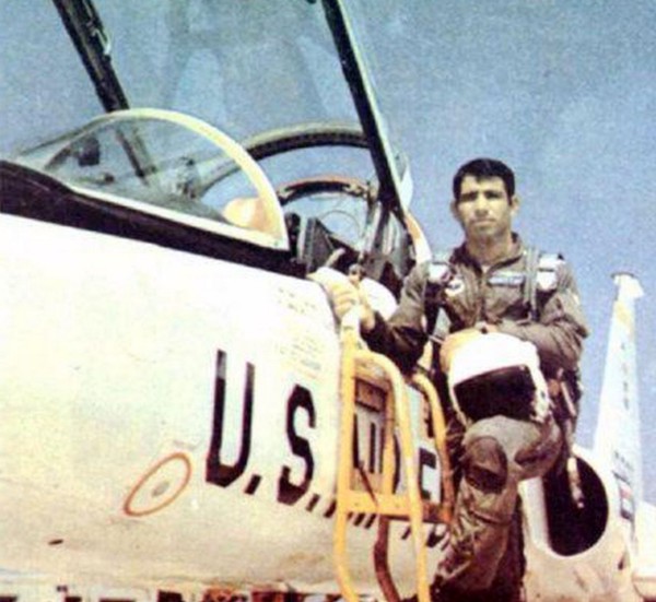 Mustafa Ardestani - pilot F-5E Iran  yang paling terkenal dari perang dengan Irak terlihat di depan jet pelatihan T-38 di Amerika Serikat pada pertengahan 1970-an. Koleksi foto Tom Cooper