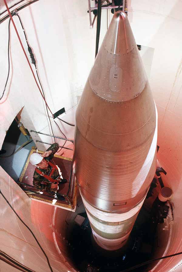 ICBM Minuteman III AS menggunakan bahan bakar padat / Business Insider