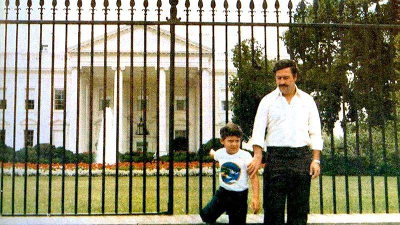 Pablo Escobar dengan anaknya, berpose di depan Gedung Putih pada tahun 1981.