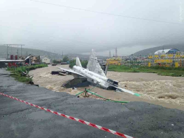 Hadeh, Banyak Pesawat Tempur Terseret Banjir