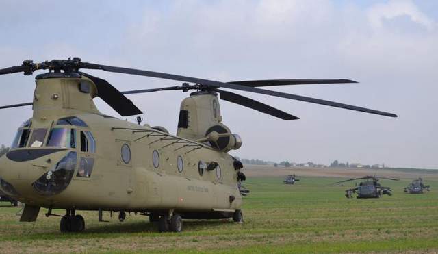 Inilah Foto-Foto 5 Blackhawk dan 1 Chinooks NATO yang Mendarat di Kebun