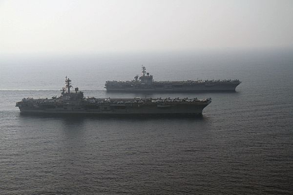 Kapal Induk Carl Vinson- George Bush Berbaris di Teluk