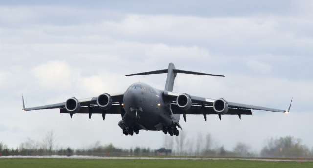 3 C-17 AS Angkut Ribuan Senjata dari Serbia, untuk Siapa?