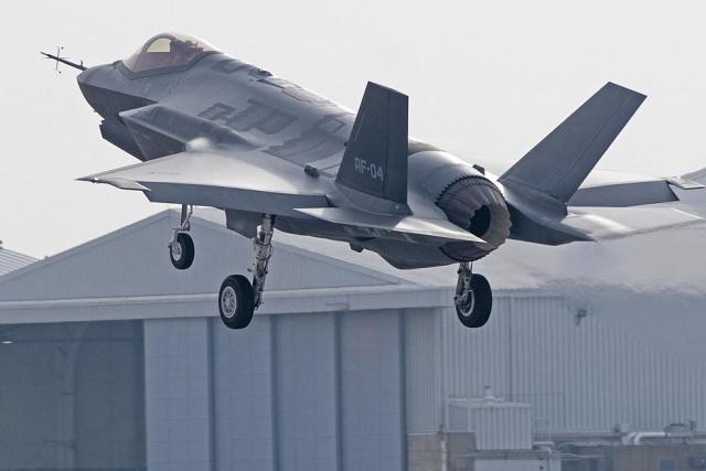 Bawa Dokumen F-35, Warga China Ditangkap di Amerika   