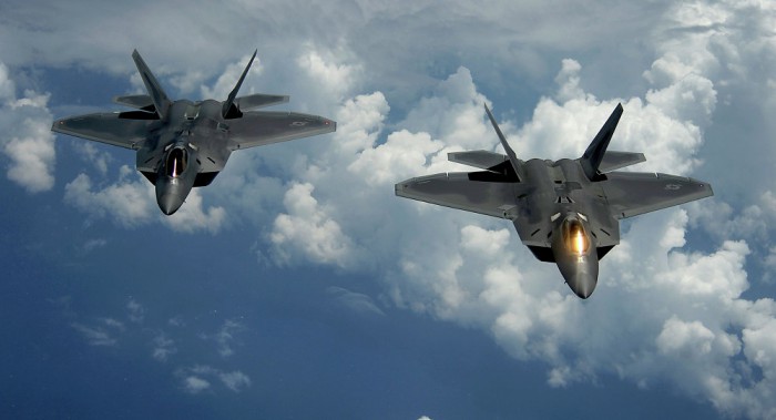 F-22 dan Su-35 Saling Gertak di Langit Suriah