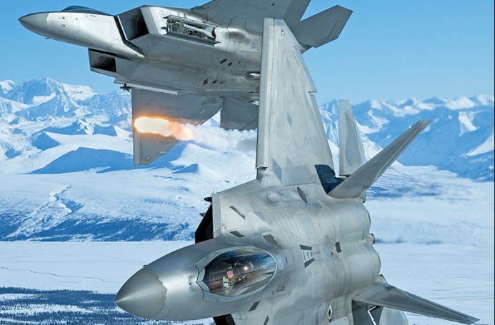 Benarkah F-22 Raptor Bisa Mengalahkan Jet Tempur Generasi Keempat?