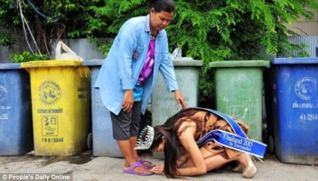 Sujud Putri Kecantikan untuk Wanita Pemulung