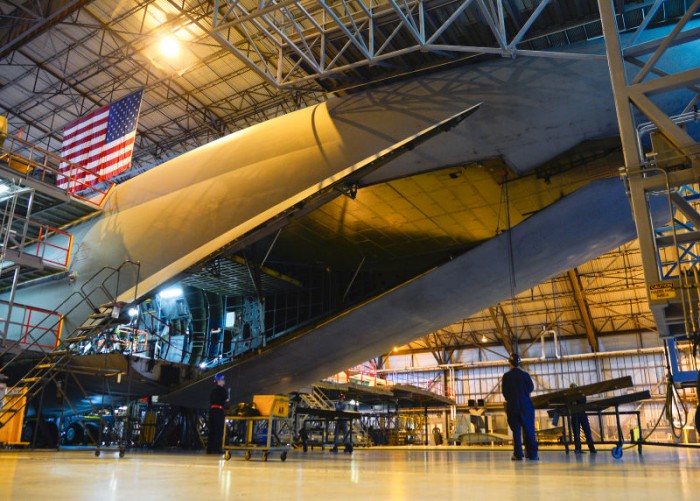 Melihat Hangar Perbaikan Raksasa C-5 Galaxy