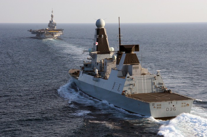 HMS Defender Inggris Merapat ke Kapal Induk Prancis