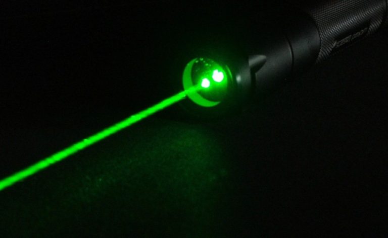 Bahkan Pointer Laser Bisa Membuat Pesawat Jatuh