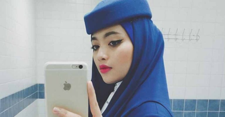 Pramugari Cantik Berjilbab ini Bikin Penasaran, Siapa Dia?