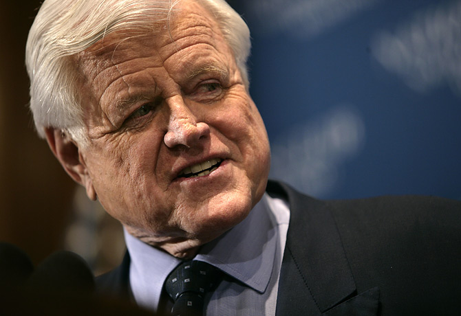 Bahkan Ted Kennedy Pernah Kena Larangan Terbang