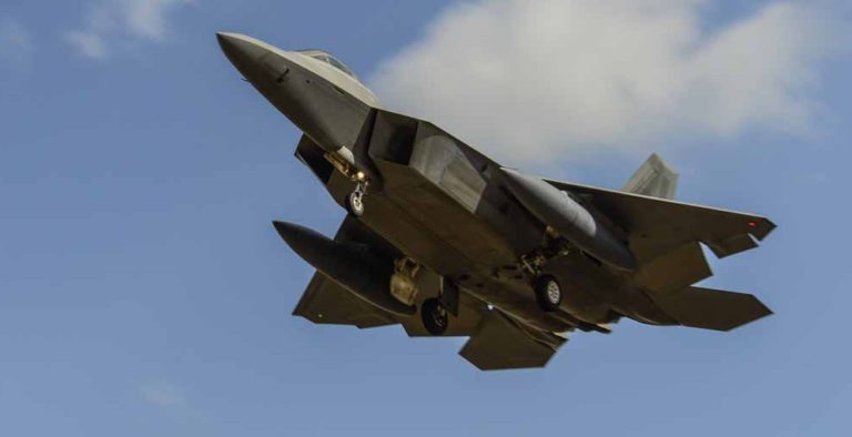 F-22 Ditempatkan Permanen di Polandia, AS: Tak Semudah itu