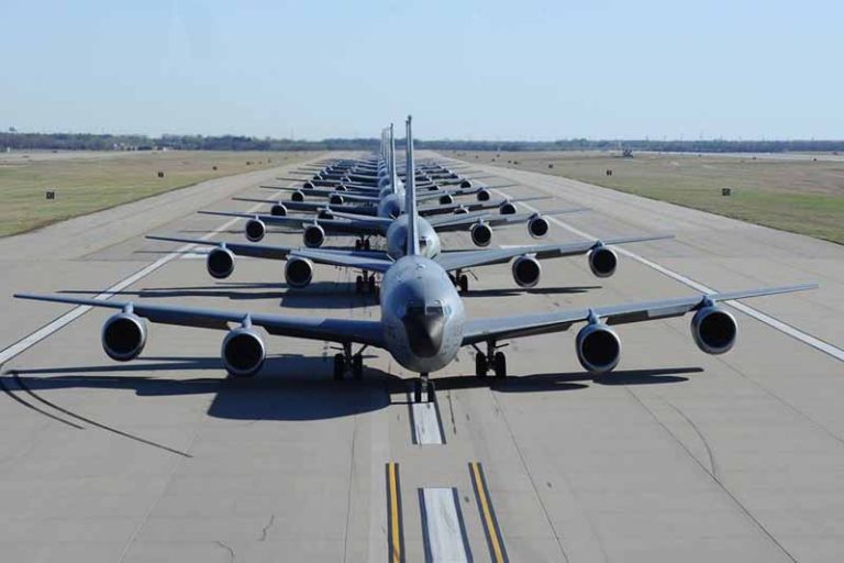 Begini Jadinya Kalau 14 Tanker KC-135 Elephant Walk