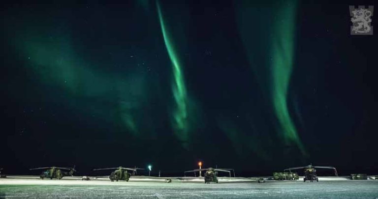 Aksi Keren Helikopter Eropa di Padang Salju dan Bawah Aurora